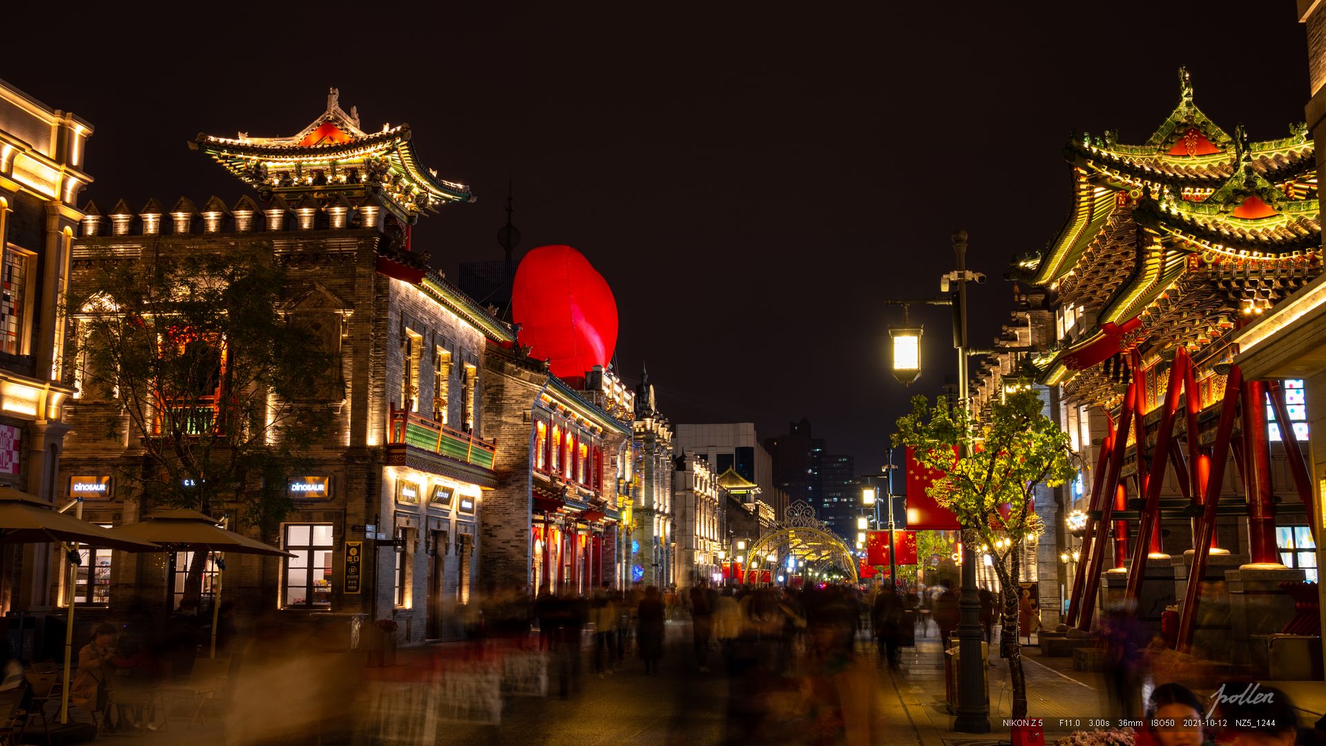 人流如织的钟楼街之夜-太原钟楼街